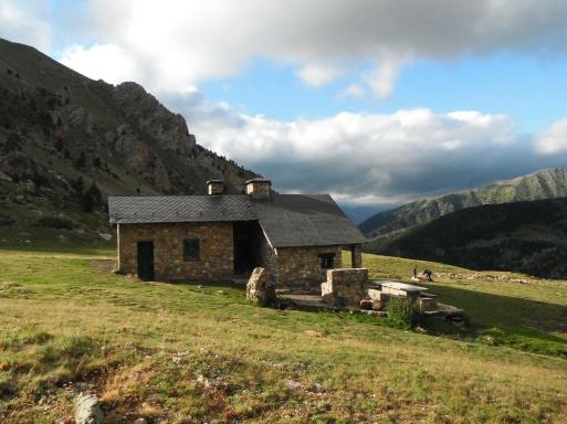 Refugi de Claror, el camp base per visitar la vall i els orris